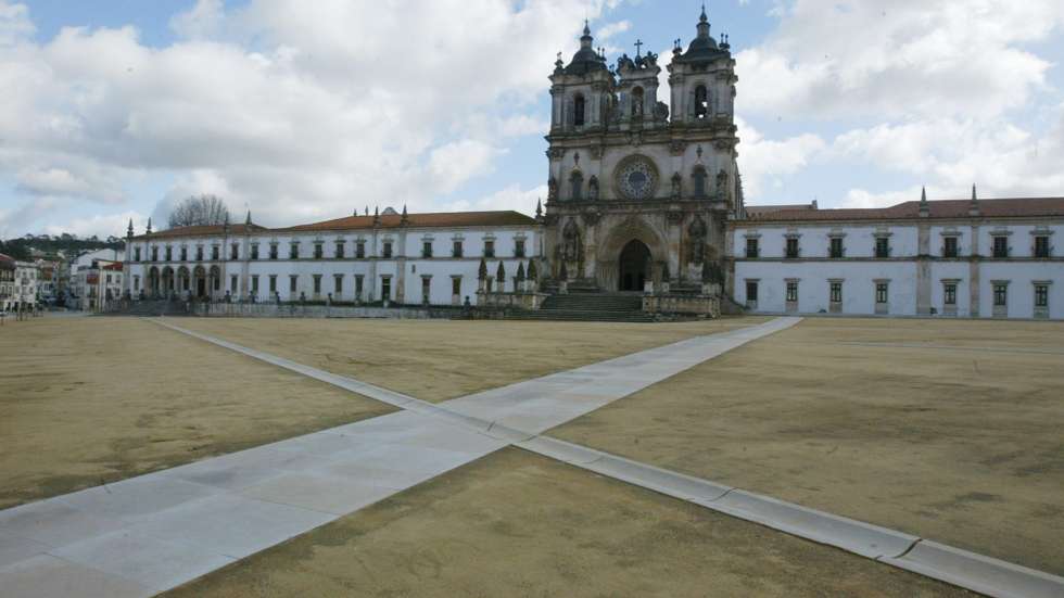 "Consideramos esta obra fundamental para renovação e modernização do património histórico, arquitetónico e cultural do nosso território", disse o presidente da Câmara de Alcobaça