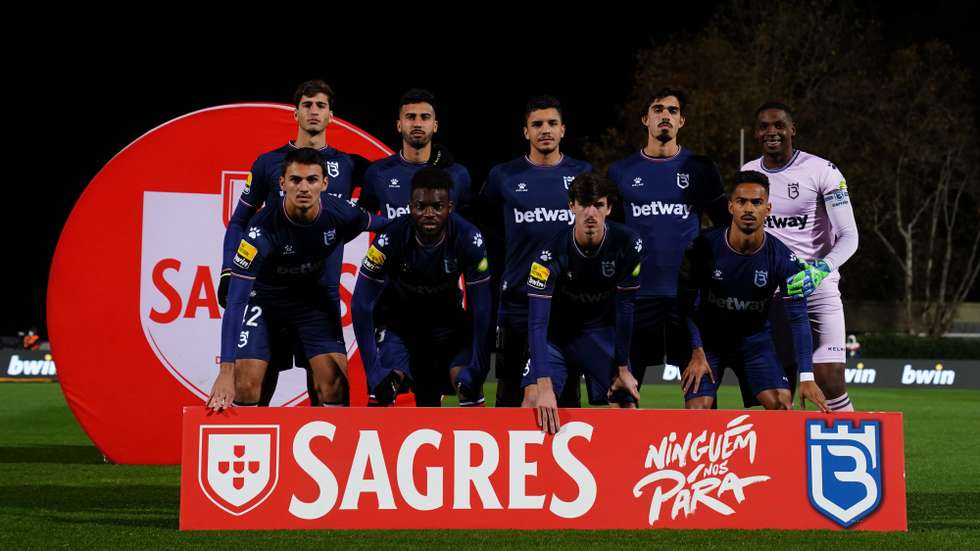O clube diz ainda "estranhar" a determinação das autoridades de saúde, questionando "a alteração de uma norma geral"