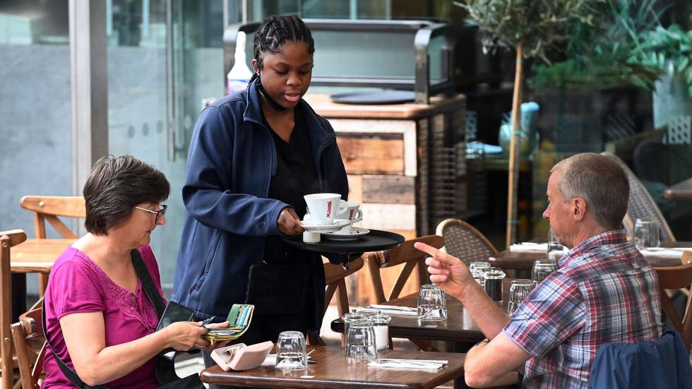 epa09417762 A staff member attends to customers at a restaurant in London, Britain, 17 August 2021. Job vacancies have risen sharply across the UK as the labour market continues to rebound following the coronavirus pandemic  EPA/ANDY RAIN
