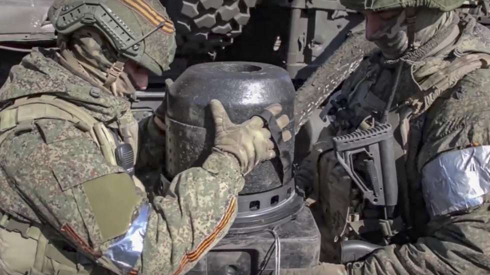 epa09829125 A handout still image taken from handout video made available by the Russian Defence ministry press-service shows Russian soldiers examine US anti-tank missile that was abandoned by Ukrainian army during their retreat in Donetsk region, Ukraine, 16 March 2022. On 24 February Russian troops had entered Ukrainian territory in what the Russian president declared a 'special military operation', resulting in fighting and destruction in the country, a huge flow of refugees, and multiple sanctions against Russia.  EPA/RUSSIAN DEFENCE MINISTRY PRESS SERVICE / HANDOUT  HANDOUT EDITORIAL USE ONLY/NO SALES