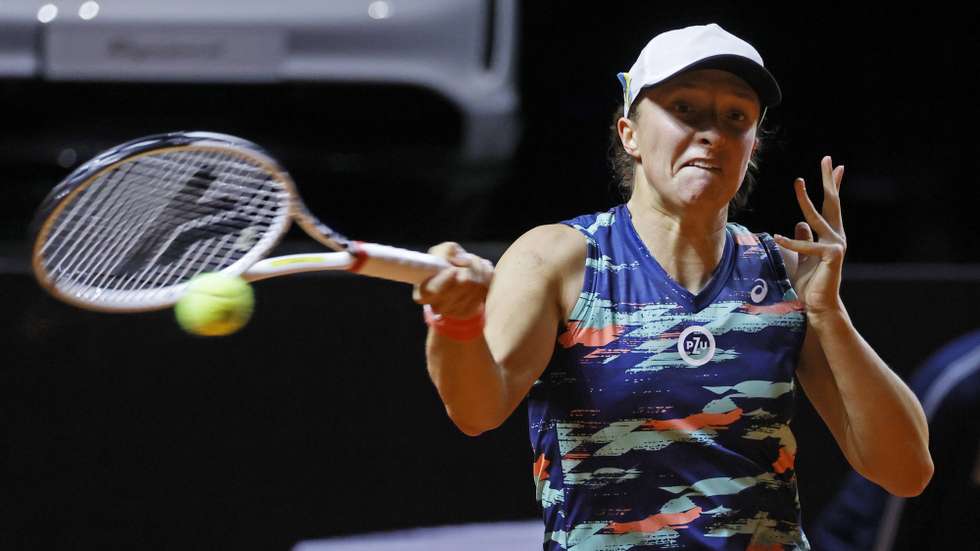 epa09906676 Iga Swiatek of Poland in action during her final match against Aryna Sabalenka of Belarus at the Porsche Tennis Grand Prix tournament in Stuttgart, Germany, 24 April 2022.  EPA/RONALD WITTEK