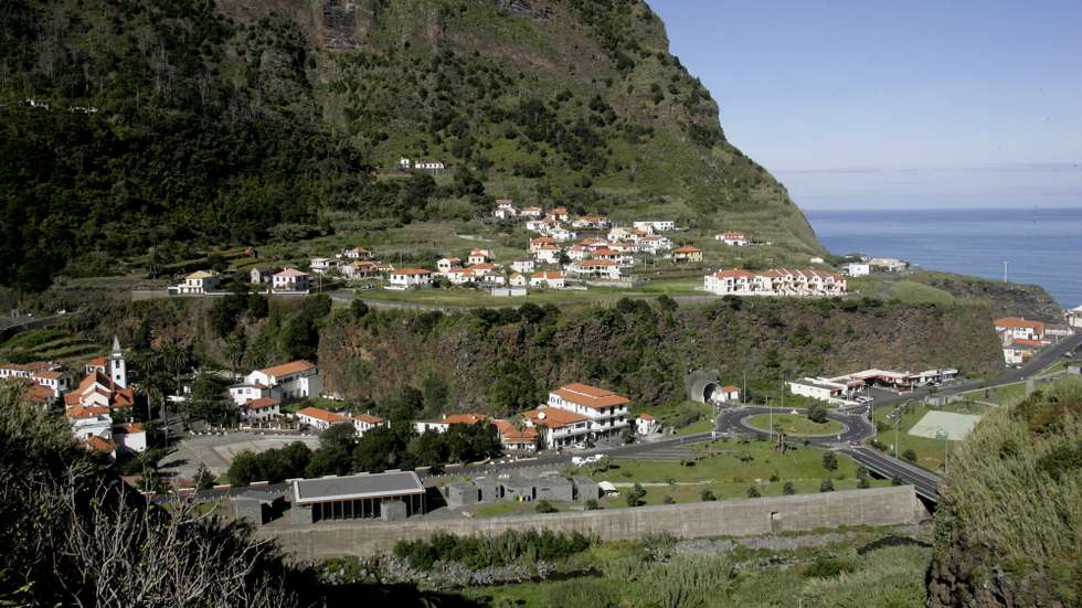 As operações de busca prosseguem hoje, entre a Ponta Delgada e o Ponto Moniz, por via marítima, terrestre e aérea