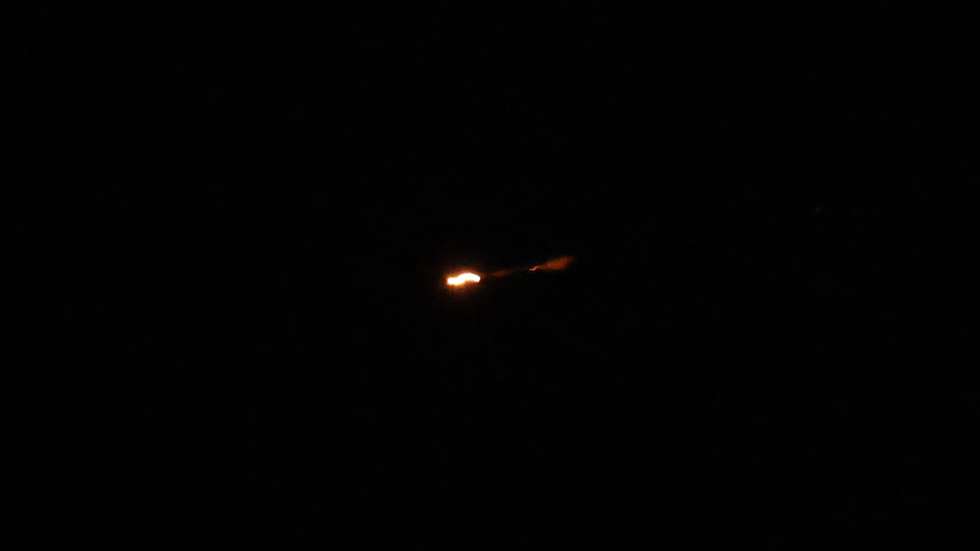 epa13023086 A projectile crosses the night sky over the West Bank city of Nablus, 07 June 2026. Israel's military reported that air defense sirens sounded across northern Israel and central areas as the aerial defense array worked to intercept and strike threats following consecutive salvos of ballistic missiles launched from Iran toward Israel.  EPA/ALAA BADARNEH
