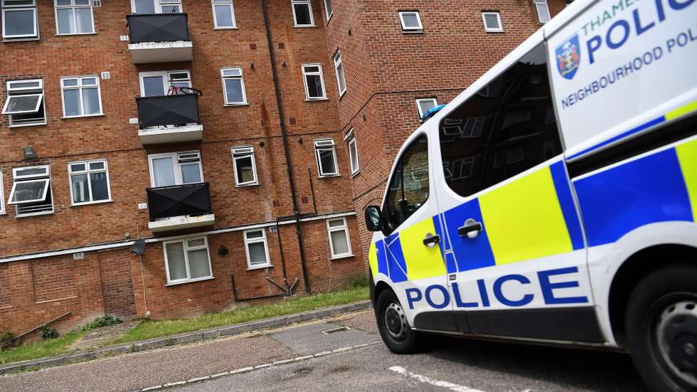 epa08500209 A police van outside the home of the man, who attacked people with a knife in Reading, Britain, 21 June 2020.  British Police have now declared the stabbing incident where three people were killed and other three seriously injured in a park in Reading, a terrorist attack. The 25-year-old man was arrested at the scene in Forbury Gardens.  EPA/ANDY RAIN
