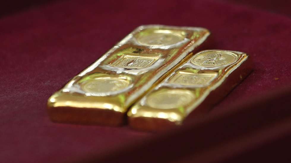 epa12002500 Gold bars at a gold shop in Bangkok, Thailand, 01 April 2025. Thailand's gold prices are surging to hit record high climbing in line with the global market driven by the impact of the potential US tariffs plans, according to The Gold Traders Association.  EPA/RUNGROJ YONGRIT