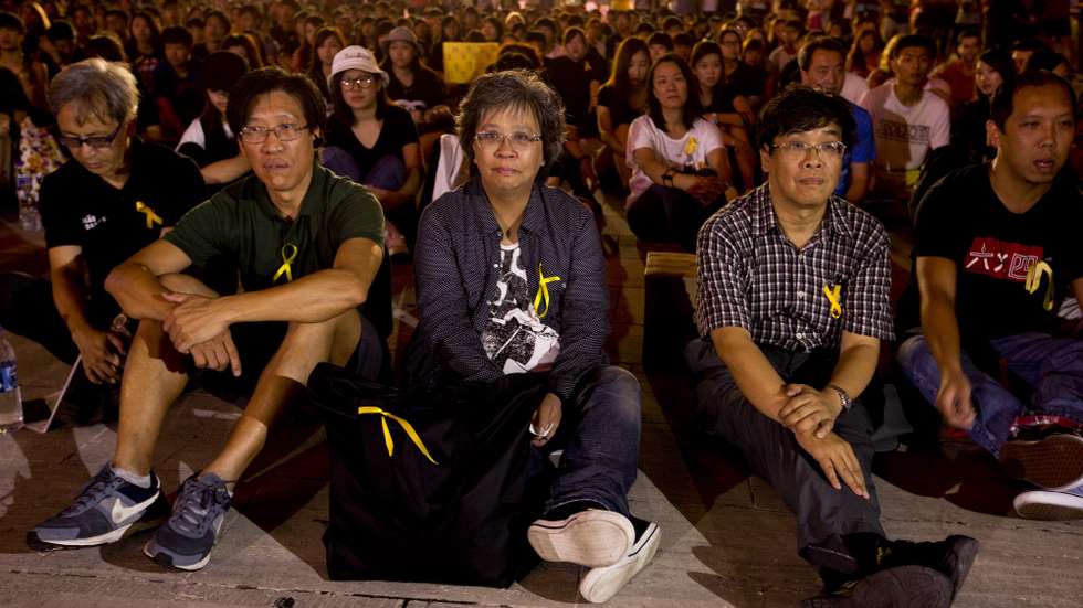 Entre 500 a 700 jovens de Macau concentraram-se hoje na Praça da Amizade, centro da cidade, em “solidariedade” para com o movimento pró-democrático de Hong Kong, numa ação inédita que marca uma nova era nas reivindicações políticas locais, Macau, 1 de Outubro de 2014. Entre a assistência encontram-se os deputados pró-democratas Ng Kuoc Cheong (D) e Au Kam San (E). )CARMO CORREIA/LUSA