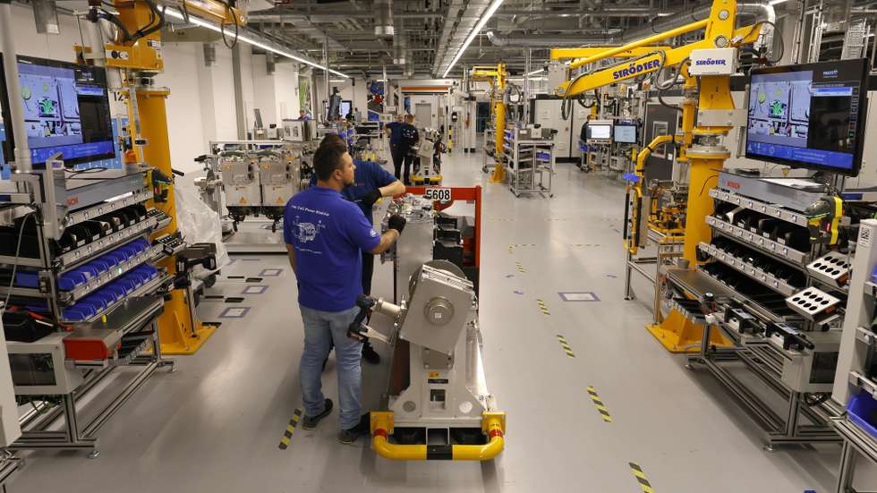epa10790313 Employees work at a fuel-cell power module (FCPM) station inside the production line at Bosch in Stuttgart, Germany, 08 August 2023. The innovative fuel-cell power modules, fueled by hydrogen, are specifically designed for trucks. The company is the world's foremost supplier of automotive electronics and mechatronics.  EPA/RONALD WITTEK