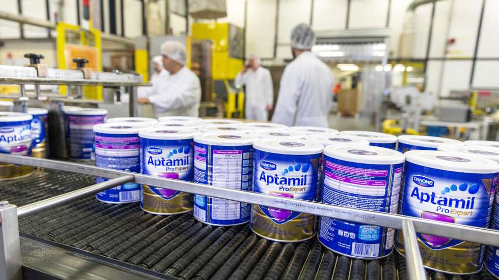 epa05051996 Aptamil baby formula cans at a production line of Danone Nutricia Early Life Nutrition division, in Cuijk, The Netherlands, 02 December 2015. French company Danone is building a new factory for the production of baby food in the Dutch city of Cuijk, with an investment of 240 million euros.  EPA/JERRY LAMPEN