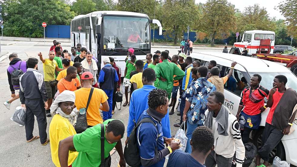epa10871649 Migrants arrive by bus at the Red Cross reception centre in Via Tres, Turin, Italy, 20 September 2023. The center houses some 500 people in a compound and facilities which are meant for between 140 and 180 people in need. Italy saw an influx of thousands of migrants in the past weeks. According to Italy's Interior Ministry, nearly 126,000 immigrants and refugees have entered the country as of 2023, more than twice as many as during the same time period in 2022.  EPA/ALESSANDRO DI MARCO