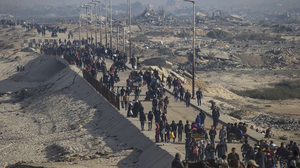 epaselect epa11869881 Palestinians make their way among the rubble of destroyed buildings amid a ceasefire between Israel and Hamas, on Al Rashid road, Gaza City, 02 February 2025. According to the UN, at least 1.9 million people (or nine in ten people) across the Gaza Strip are internally displaced, including people who have been repeatedly displaced. Since October 2023, only about 11 percent of the Gaza Strip has not been placed under Israeli-issued evacuation orders, the UN aid coordination office OCHA said.  EPA/MOHAMMED SABER