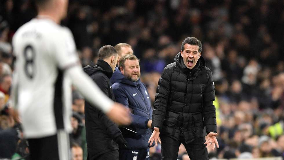 epa10402317 Fulham manager Marco Silva gestures on the touchline during the English Premier League soccer match between Fulham FC and Chelsea FC in London, Britain, 12 January 2023.  EPA/Vince Mignott EDITORIAL USE ONLY. No use with unauthorized audio, video, data, fixture lists, club/league logos or 'live' services. Online in-match use limited to 120 images, no video emulation. No use in betting, games or single club/league/player publications