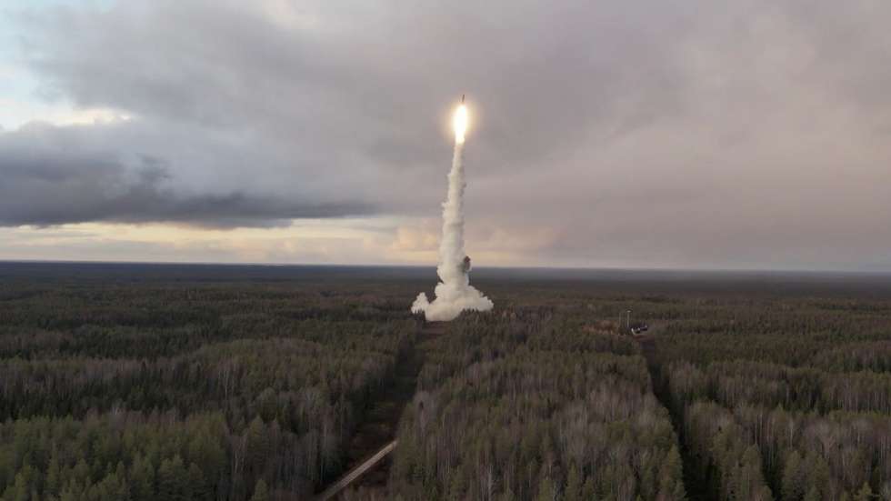 epaselect epa11690665 A still image taken from a handout video made available by the Russian Defence Ministry press service shows a Yars intercontinental ballistic missile being launched as part of nuclear deterrence forces drills from the Plesetsk Cosmodrome, in Arkhangelsk Oblast, northwestern Russia, 29 October 2024. The Russian Defence Ministry released footage showing test-firing of ballistic and intercontinental ballistic missiles as part of nuclear deterrence forces drills. Russian President Putin said that the use of nuclear weapons is an 'extreme measure' to ensure the country's security and that Russia will continue to improve its strategic deterrent forces.  EPA/RUSSIAN DEFENCE MINISTRY PRESS SERVICE HANDOUT --MANDATORY CREDIT -- BEST QUALITY AVAILABLE HANDOUT EDITORIAL USE ONLY/NO SALES
