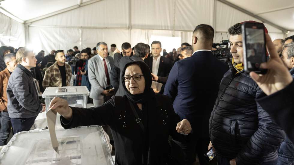 epa11982530 People vote during the presidential primaries for the only candidate, Ekrem Imamoglu, of the opposition Republican People's Party (CHP) at a polling station in Istanbul Municipality in Istanbul, Turkey, 23 March 2025. Turkish authorities detained Istanbul Mayor Ekrem Imamoglu of the opposition Republican People's Party (CHP) along with 100 others on March 19 as part of an investigation into alleged corruption and terror links, according to the Istanbul chief prosecutor.  EPA/ERDEM SAHIN