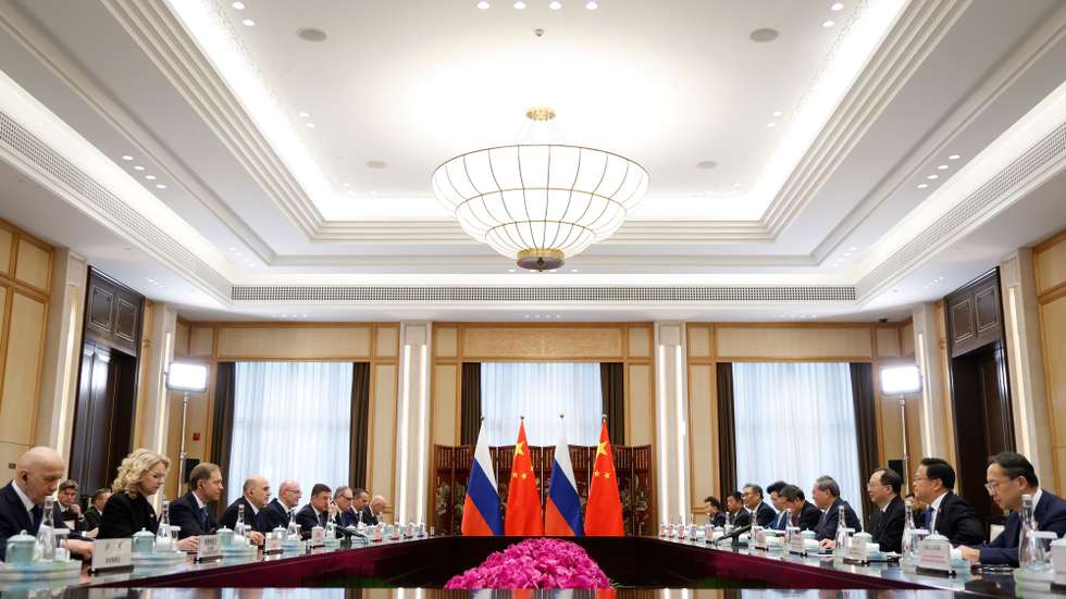 epa12500149 Russian Prime Minister Mikhail Mishustin (4-L) and Chinese Premier Li Qiang (4-R) attend a narrow format meeting at Xihu State Guest House in Hangzhou, China, 03 November 2025.  EPA/DMITRY ASTAKHOV / SPUTNIK / GOVERNMENT PRESS SERVICE POOL MANDATORY CREDIT