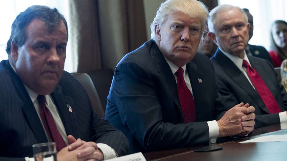 Chris Christie, à esquerda na foto, critica equipa legal de Trump por incoerências e deixa cair apoio
