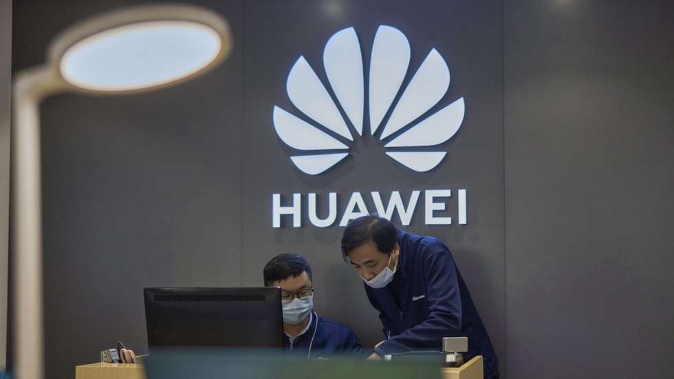 epa08929702 Employees work in the Huawei store in Shanghai, China, 10 January 2021. China issued new rules intended to fight back foreign laws. According to the new regulations, Chinese companies and citizens who suffer losses by those who comply with foreign laws can sue them in Chinese courts.  EPA/ALEX PLAVEVSKI
