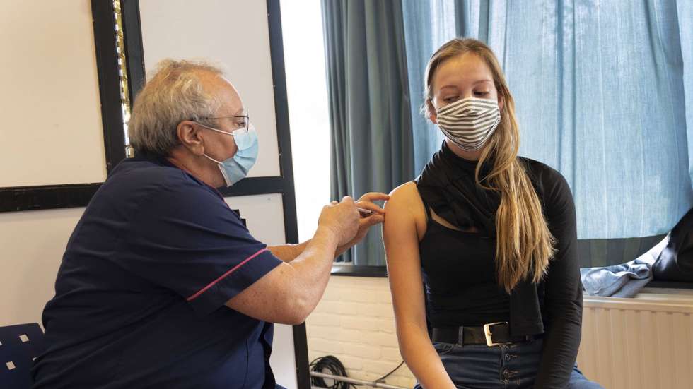 epa09315349 A girl is administered a dose of Covid-19 vaccine in Terschelling, the Netherlands, 01 July 2021. All children aged twelve and older can make an injection appointment, the municipality informed the islanders in that age group that they can report for a shot without an appointment.  EPA/Jaap Schaaf