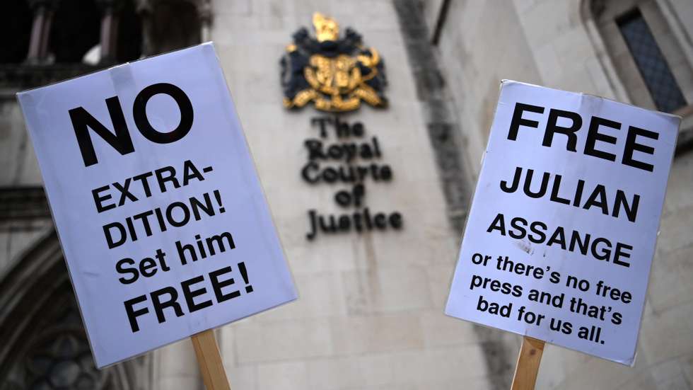 epa09706234 Julian Assange supporters outside the High Court in London, Britain, 24 January 2022. Wikileaks founder Julian Assange has won the right to ask the UK&#039;s Supreme Court to hear his case against US extradition.  EPA/ANDY RAIN