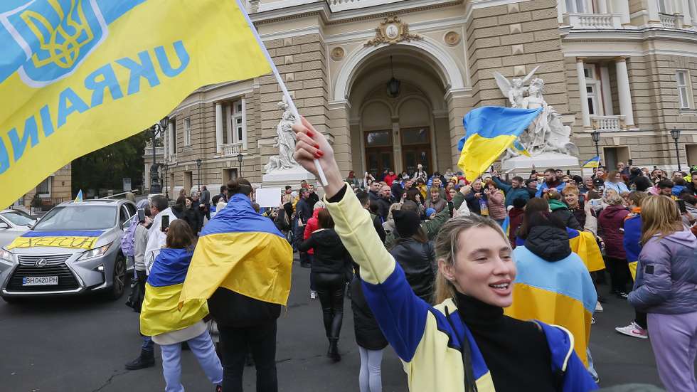 epa10302065 Ukrainians who lived in Kherson and left it due to the Russian occupation, celebrate in downtown of the South Ukrainian city of Odesa, 12 November 2022. Ukrainian troops came into Kherson on 11 November to continue to retake the South of Ukraine from Russian troops. Russian troops entered Ukraine on 24 February 2022 starting a conflict that has provoked destruction and a humanitarian crisis.  EPA/STR
