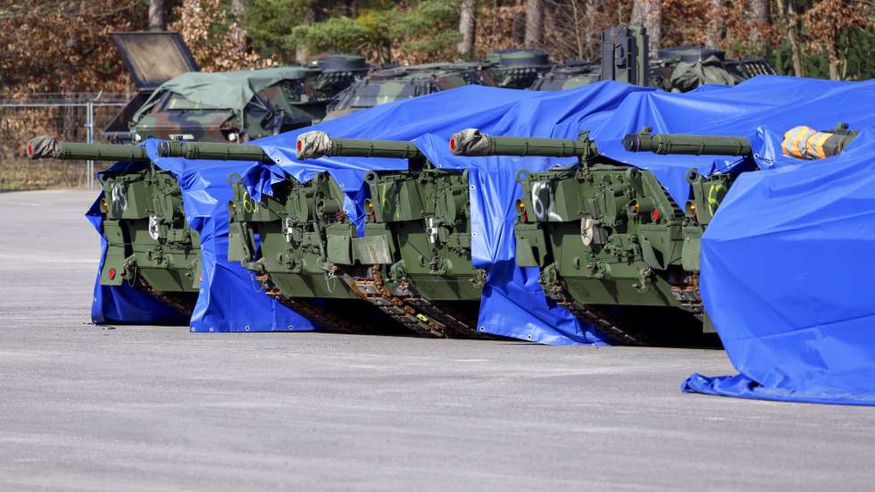 epa11175060 'Leopard 1 A5' combat tanks ready for delivery to Ukraine are pictured at the military ground during a visit of Ukrainian troop by German President Steinmeier and German Defense Minister Pistorius at the Klietz military training area of the German armed forces Bundeswehr, in Klietz, Germany, 23 February 2024. The Special Training Command of the EU training mission EUMAM and the Bundeswehr's mobile logistics troops are training Ukrainian soldiers at the site.  EPA/HANNIBAL HANSCHKE