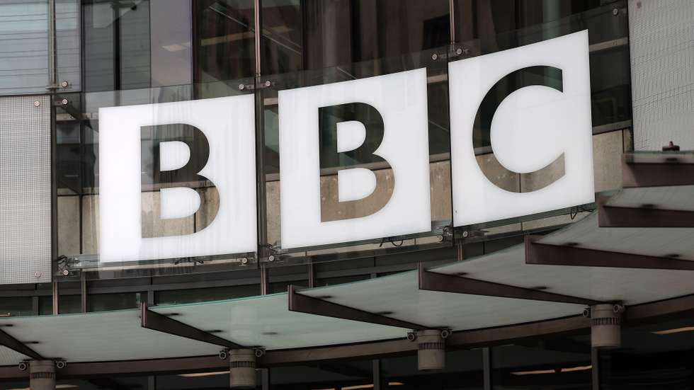 epa11515101 The company's logo at the entrance of the Britich Broadcasting Company BBC's headquarters in London, Britain, 01 August 2024. British Culture Secretary Lisa Nandy is to meet with BBC boss Tim Davie to discuss the fall out of the Huw Edwards indecent child images case.  EPA/ANDY RAIN