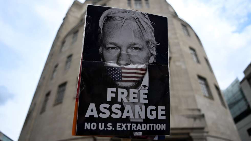 epa10020334 A protester demonstrates against Julian Assange's extradition to the US in central London, Britain, 18 June 2022. The UK government has announced it plans to extradite WikiLeaks founder Julian Assange to the United States.  EPA/ANDY RAIN