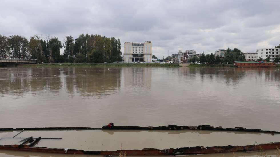 epa12325847 River Jhelum as the water level rises in Srinagar, India, 27 August 2025. Kashmir Irrigation and Flood Control Department declared a flood on the River Jhelum after the water level crossed the danger mark at Sangam gauge. Heavy rainfall also caused flash floods and landslides, killing at least 32 people in the Vaishno Devi landslide, officials announced on 27 August, a day after the disaster struck the route on the hilltop shrine in Jammu and Kashmir's Reasi district.  EPA/FAROOQ KHAN