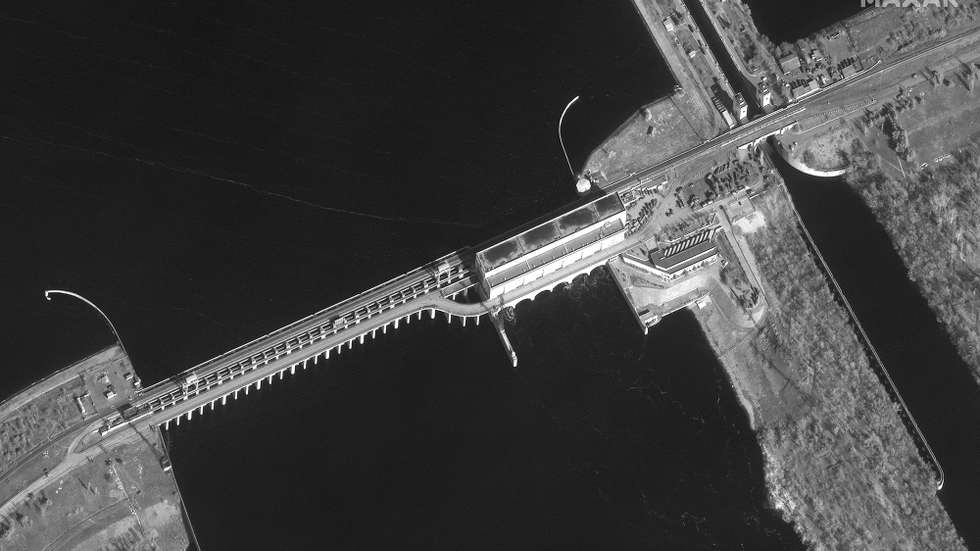 epa09787701 A handout satellite image made available by Maxar Technologies shows the hydroelectric dam in Nova Kakhovka, Kherson region, Ukraine, 26 February 2022. According to Maxar, ground forces were deployed at and near the Kakhovka hydroelectric plant on the Dnieper River in southern Ukraine. Released satellite imagery states that forces were seen on the southern bank of the river at the power plant while a large number of additional armored vehicles and trucks were gathered less than one kilometer away.  EPA/MAXAR TECHNOLOGIES HANDOUT -- MANDATORY CREDIT: SATELLITE IMAGE 2022 MAXAR TECHNOLOGIES -- THE WATERMARK MAY NOT BE REMOVED/CROPPED -- HANDOUT EDITORIAL USE ONLY/NO SALES