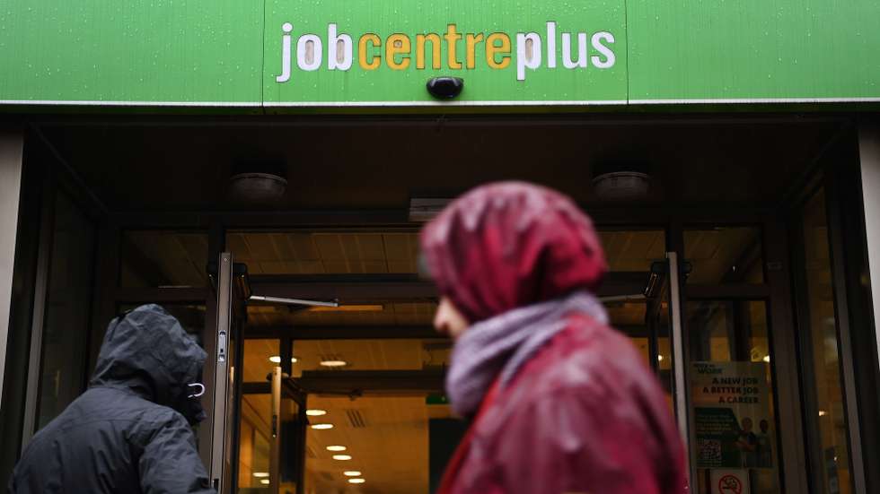 epa10306852 Pedestrians outside a job center in central London, Britain, 15 November 2022. The unemployment rate has risen to 3.6 percent, up slightly from 3.5 percent in the last three months. The Bank of England has warned however they expect unemployment to rise significantly over the next few years as Britain struggles with recession.  EPA/ANDY RAIN