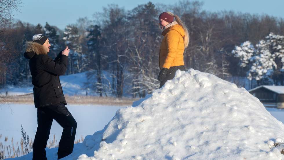 epa08942069 People enjoy a sunny day in a Park in Helsinki, Finland, 16 January 2021. Temperatures in the capital of Finland may drop to minus 17 degrees Celsius in the night.  EPA/MAURI RATILAINEN