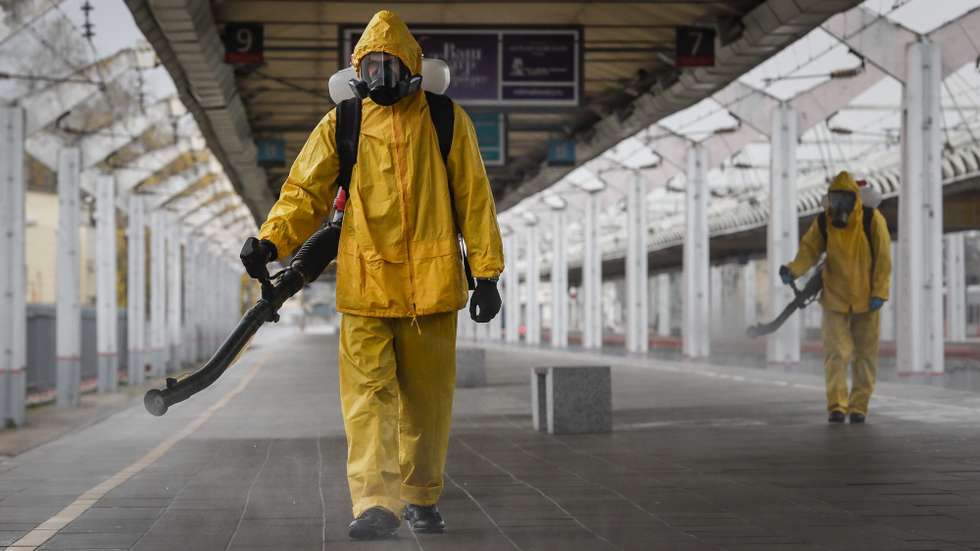 epaselect epa09531810 Worker from the Russian Ministry of Emergency Situations wearing protective suits conduct disinfecting works at Leningradsky Railway Station amid the ongoing coronavirus disease (COVID-19) pandemic in Moscow, Russia, 19 October 2021. Russia is facing a new wave of COVID-19 infections, with additional 998 coronavirus-related deaths reported on 18 October, bringing the official death toll to 22,4310.  EPA/YURI KOCHETKOV