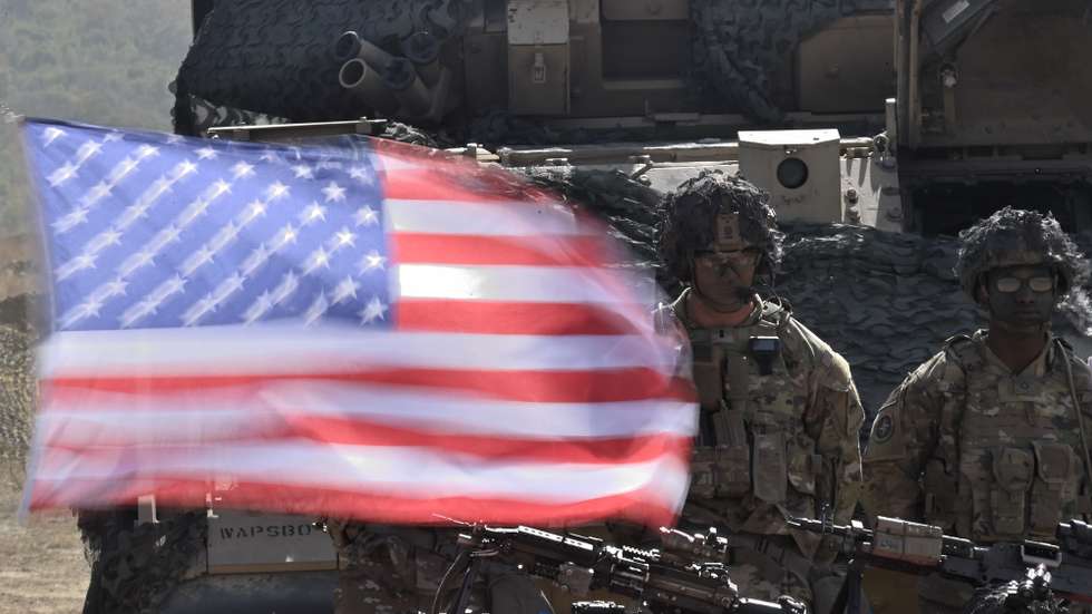 epa10884094 US soldiers take part in the military exercise "Noble Blueprint -2023" at the military camp Novo Selo, Bulgaria, 26 September 2023. Formations from the Multinational Battle Group in Bulgaria, with the framework country of Italy, demonstrate their capabilities in front of the NATO command structures.  EPA/VASSIL DONEV