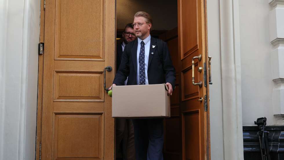 epa13175937 Russian Yabloko party leader Nikolai Rybakov leave a building after a hearing on an appeal by the Yabloko party against the decision to deregister its federal list for the upcoming parliamentary elections at Russia's Supreme Court in Moscow, Russia, 17 August 2026. On August 10, the Supreme Court of the Russian Federation upheld a claim filed by the Russian political party Rodina to deregister Yabloko's list of candidates for the State Duma elections.  EPA/MAXIM SHIPENKOV