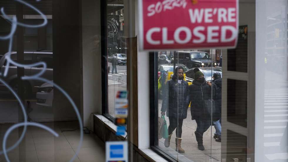 epa08927230 Pedestrians walk past a closed store in New York, New York, USA, on 08 January 2021. The United States’ Bureau of Labor Statistics released data today showing that the US economy lost 140,000 jobs in December and that the unemployment rate is at 6.7 percent as businesses continue to struggle with the economic impact of the coronavirus pandemic.  EPA/JUSTIN LANE