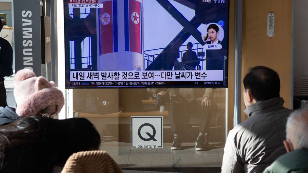 epa10987053 People watch a news broadcast at a station in Seoul, South Korea, 21 November 2023. North Korea could launch its military spy satellite as early as ‘within a week or so’, according to the South Korea's defense minister on 20 November. North Korea has notified Japan of a plan to launch a space rocket between 22 November and 01 December.  EPA/JEON HEON-KYUN