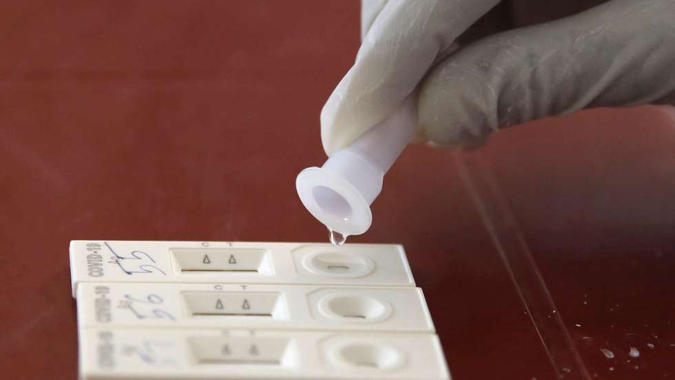 epa08678152 A paramedic conducts a Rapid Antigen test for COVID-19 of Kashmiri man in Srinagar, the summer capital of Indian Kashmir, 18 September 2020. India has the second highest total of confirmed COVID-19 cases in world.  EPA/FAROOQ KHAN