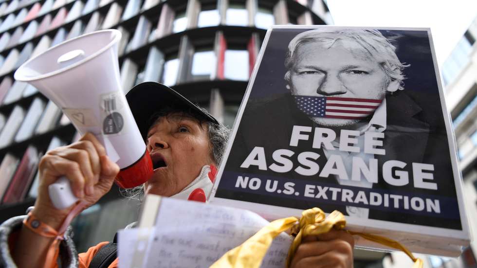 epa08652537 A demonstrator protests in support of WikiLeaks founder Julian Assange outside the Old Bailey in London, Britain, 07 September 2020. WikiLeaks founder Julian Assange faces extradition to the United States over the publication of secrets relating to the wars in Afghanistan and Iraq.  EPA/ANDY RAIN
