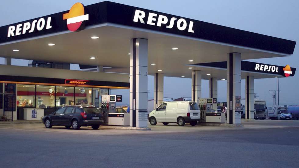 epa02599145 (FILE) A undated handout image provided by Repsol YPF of a Repsol service station at an undisclosed location. Repsol reported 24 February 2011 the company posted net income of 4.693 billion euros for 2010 compared to 1.559 billion euros in the previous year. Excluding extraordinary items, recurring net profit improved 54.9 per cent to 2.360 billion euros. The 2010 earnings increase was mainly due to the good performance of the company’s ongoing activities, boosted in the fourth quarter by the capital increase of Repsol Brazil.  EPA/REPSOL YPF/HO  EDITORIAL USE ONLY/NO SALES *** Local Caption *** 00000401270125