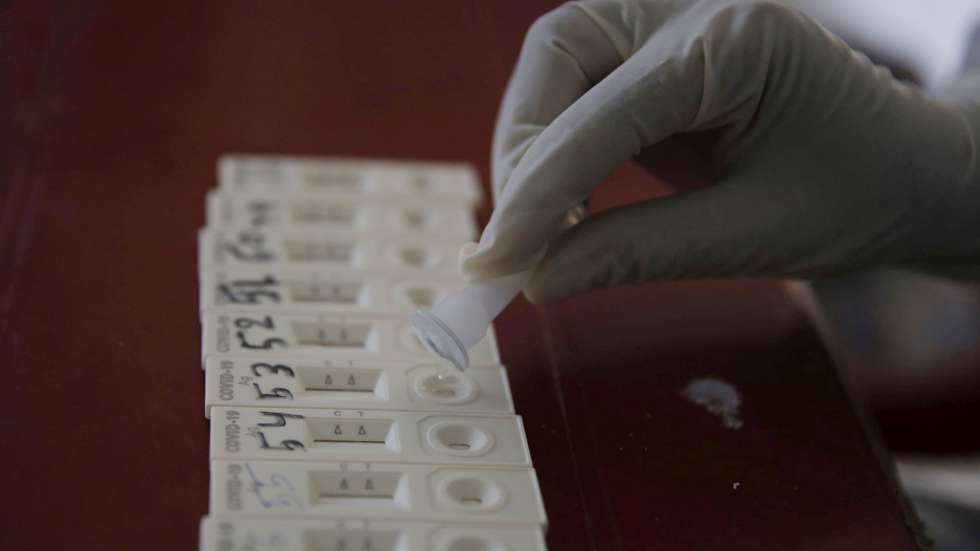 epa08678153 A paramedic conducts a Rapid Antigen test for COVID-19 of a Kashmiri man in Srinagar, the summer capital of Indian Kashmir, 18 September 2020. India has the second highest total of confirmed COVID-19 cases in world.  EPA/FAROOQ KHAN