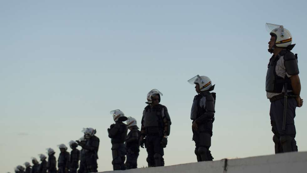 epaselect epa06013820 Policemen guard the area of the Supreme Electoral Court where the hearing against Brazilian President Michel Temer on alleged campaign irregularities will take place today in Brasilia, Brazil, 06 June 2017.  EPA/Joédson Alves