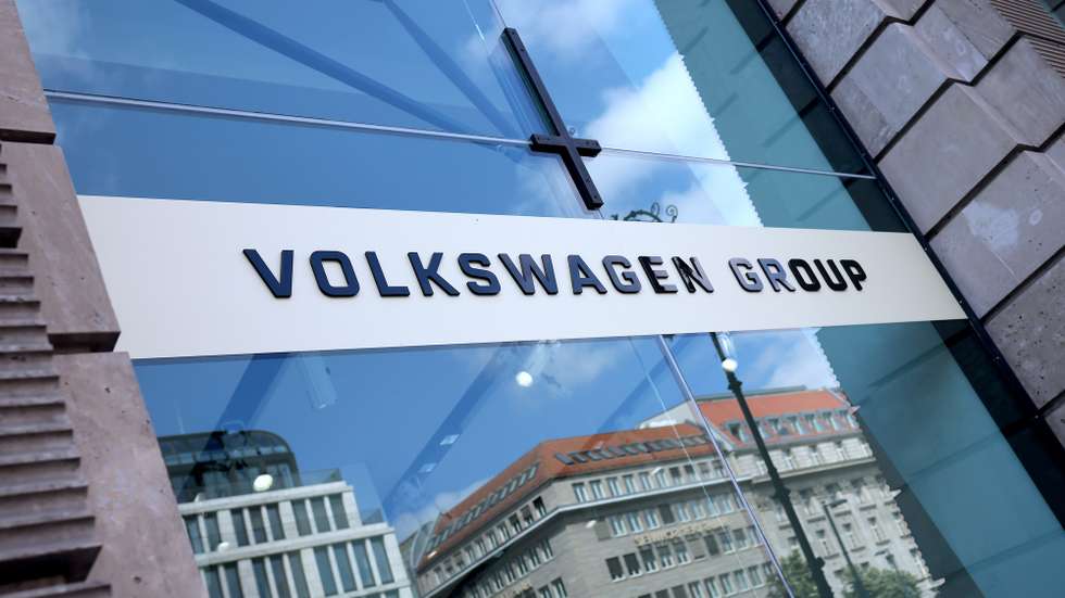 epa13099889 A Volkswagen logo at a car exhibition of VW in Berlin, Germany, 09 July 2026. Volkswagen's management is presenting its restructuring plans to the supervisory board. Europe’s largest automaker is suffering from US tariffs, lower profit margins on electric cars, and intense competition in China, the world’s largest automotive market. VW plans to cut 50,000 jobs in Germany by 2030, including 35,000 at the Volkswagen brand.  EPA/HANNIBAL HANSCHKE