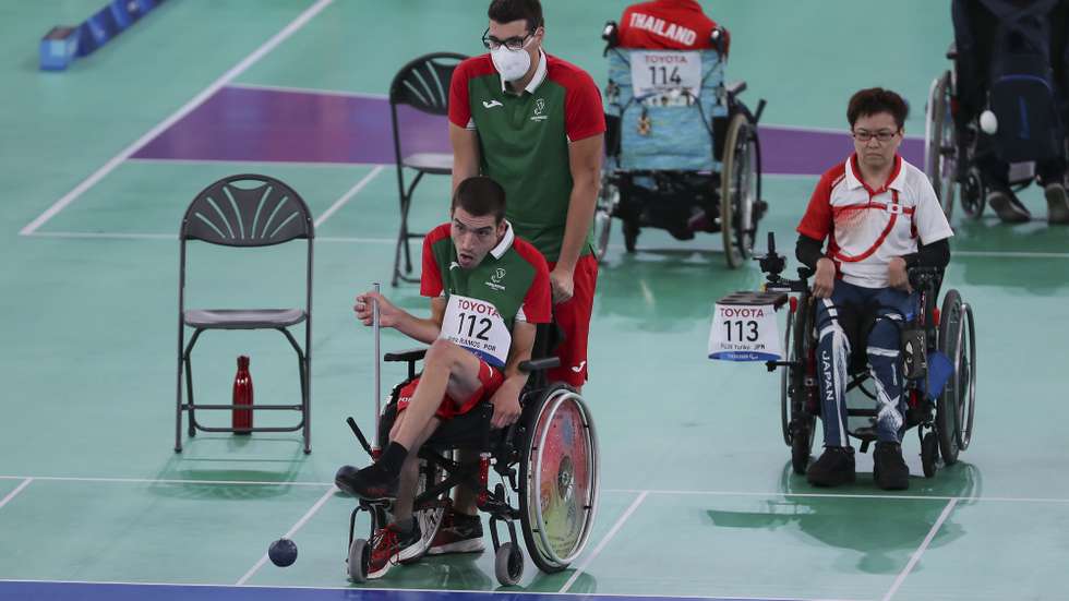 O atleta português, André Ramos (E) em ação frente à atleta do Japão, Yuriko Fujii (D) no jogo de boccia individual BC1, esta manhã no Centro de Ginástica de Ariake em Tóquio nos jogos Paralímpicos de Toquio 2020, Japão, 30 de agosto de 2021. MIGUEL A. LOPES/LUSA