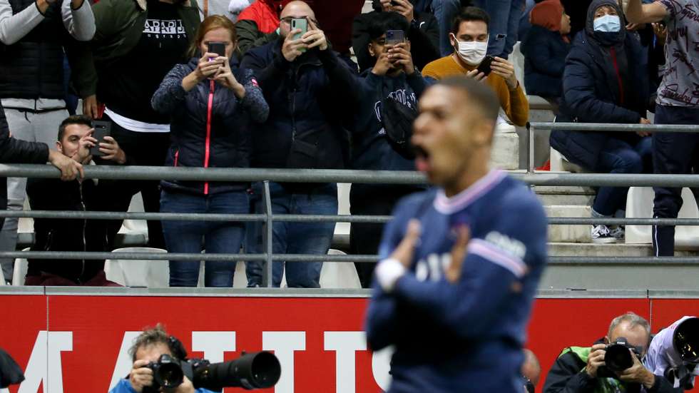 Kylian Mbappé foi titular e marcou os dois golos no último jogo do PSG frente ao Reims onde Lionel Messi fez a estreia pelos franceses