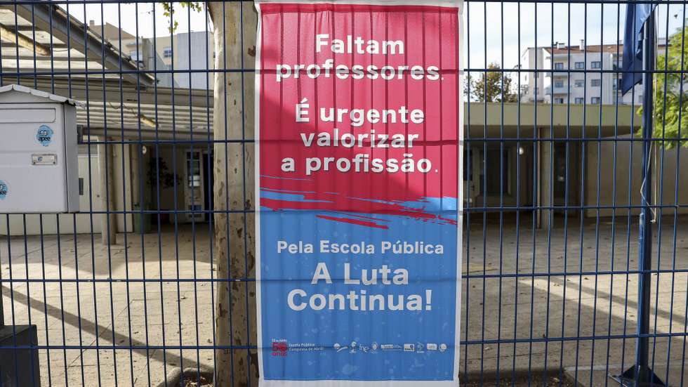 O Centro Escolar Quinta das Flores encontra-se encerrado no dia da greve nacional dos professores a exigir melhores condições de trabalho, sendo a primeira paralisação no atual ano letivo convocada pela plataforma de nove estruturas sindicais, em Coimbra, 06 de outubro de 2023. PAULO NOVAIS/LUSA