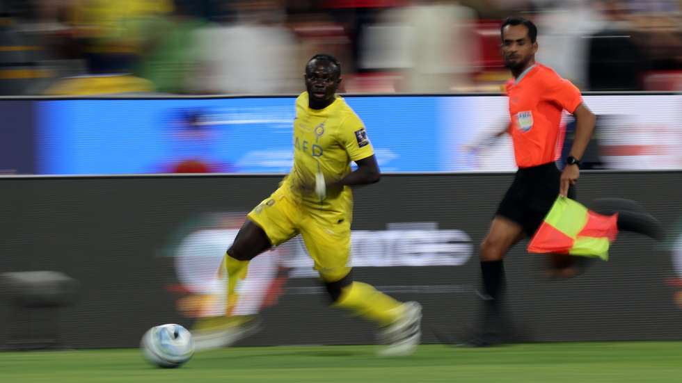 epa11266354 Sadio Mane of Al-Nassr in action during the semifinal soccer match of the Saudi Super Cup between Al-Hilal and Al-Nassr in Abu Dhabi, United Arab Emirates, 08 April 2024.  EPA/ALI HAIDER