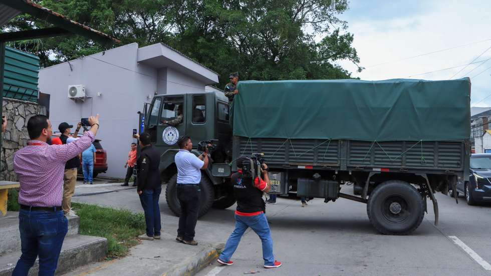 epa11972859 A Honduran army truck arrives at the Public Ministry's judicial morgue carrying the coffins of those killed in a plane crash on the island of Roatan, in San Pedro Sula, Honduras 18 March 2025. The twelve deaths recorded on 17 March, including renowned Garifuna (black) singer-songwriter Aurelio Martinez, began being transferred to the Forensic Medicine Department in San Pedro Sula, in the north of the country, where after an autopsy they will be released to their families, a source from the Public Ministry (Prosecutor's Office) told reporters.  EPA/Jose Valle