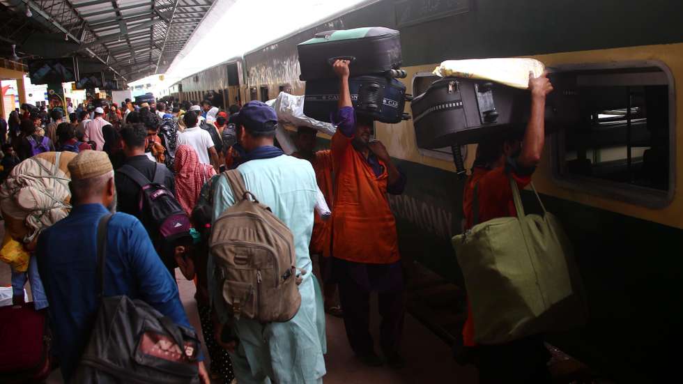 epaselect epa12150590 People board a train to travel to their hometowns to celebrate Eid al-Adha at a railway station in Karachi, Pakistan, 02 June 2025. Eid al-Adha is one of the holiest Muslim holidays, marking the annual Hajj pilgrimage to Mecca.  EPA/REHAN KHAN