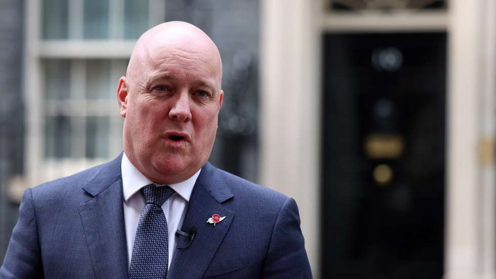 epa12046967 Prime Minister of New Zealand Christopher Luxon talks to the media outside 10 Downing Street following a meeting with his British counterpart in London, Britain, 22 April 2025.  EPA/ANDY RAIN