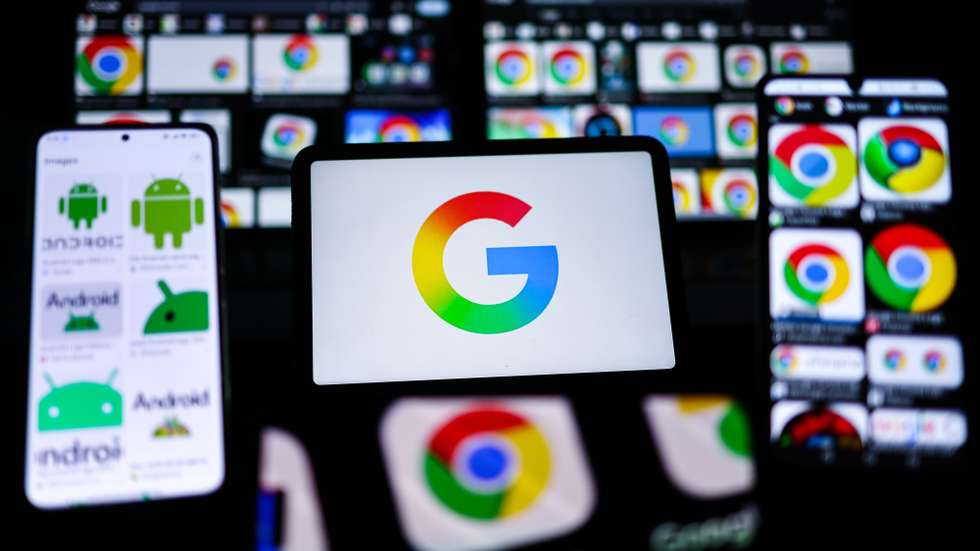 epa12347778 Logos of Google, Chrome and Android are seen on several displays, in Berlin, Germany, 03 September 2025. A US federal judge on 02 September has ruled that Google must share information with competitors, but will not be required to sell its Chrome web browser or Android.  EPA/HANNIBAL HANSCHKE