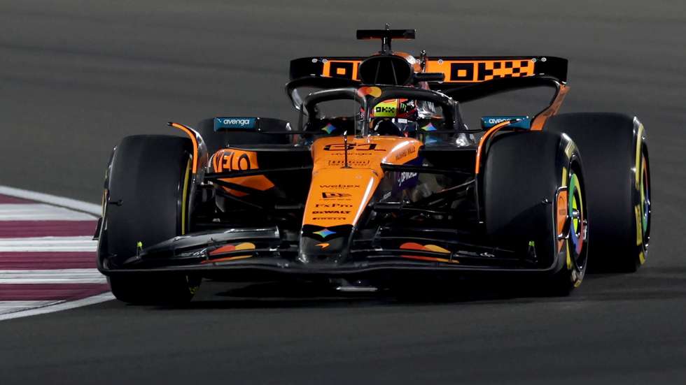 epa12557141 McLaren driver Oscar Piastri of Australia in action during the Sprint race of the Formula One Qatar Grand Prix at the Lusail International Circuit racetrack outside Doha, Qatar, 29 November 2025. The Formula 1 Qatar Grand Prix will be held on 30 November 2025.  EPA/ALI HAIDER